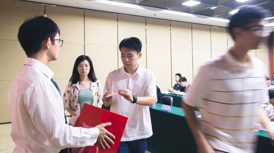 男人和女人在跳舞 中度可信度描述已自动生成