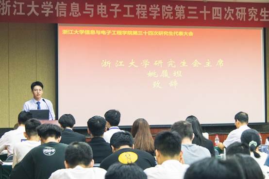一群人正在听演讲 描述已自动生成